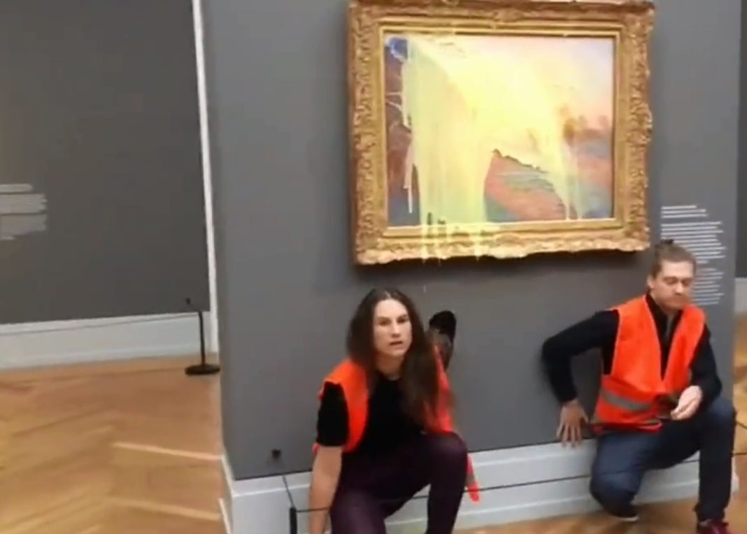 Activiști de mediu au umplut cu piure o pictură de Monet de 110 milioane dolari: Suntem într-o catastrofă climatică. Și vouă vă este frică de o supă de roșii sau de cartofi piure pe o pictură Activiști de mediu au umplut cu piure o pictură de Monet de 110 milioane dolari: Suntem într-o catastrofă climatică. Și vouă vă este frică de o supă de roșii sau de cartofi piure pe o pictură