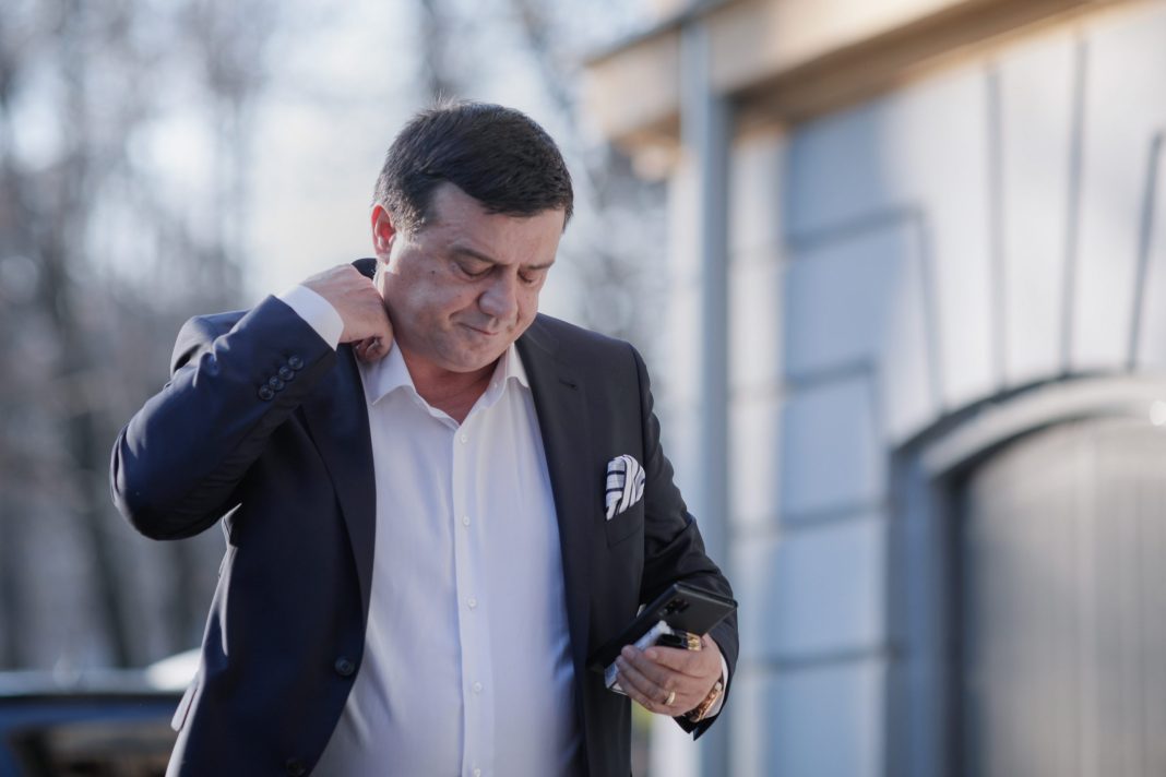 Arestarea Baronului Ficățel/Denunțătorul: „Și-a dezvoltat un adevărat mod de operare din obținerea de contracte de lucrări de la primăriile din județele Giurgiu și Teleorman pentru firmele controlate de el, prevalându-se de funcțiile anterioare și mai ales de calitatea lui actuală, care îi permite să afirme că neexecutarea lucrărilor nu va fi constatată de organele Curții de Conturi a României” Arestarea Baronului Ficățel/Denunțătorul: „Și-a dezvoltat un adevărat mod de operare din obținerea de contracte de lucrări de la primăriile din județele Giurgiu și Teleorman pentru firmele controlate de el, prevalându-se de funcțiile anterioare și mai ales de calitatea lui actuală, care îi permite să afirme că neexecutarea lucrărilor nu va fi constatată de organele Curții de Conturi a României”