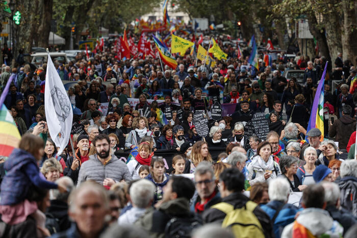Zeci de mii de italieni au cerut la Roma pace în Ucraina şi încetarea trimiterii de arme Zeci de mii de italieni au cerut la Roma pace în Ucraina şi încetarea trimiterii de arme