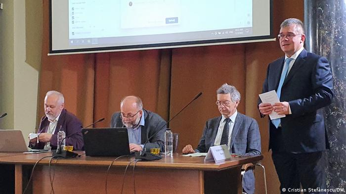 MRU: Politicianul român se gândește la propriul buric și se împiedică de prima piatră MRU: Politicianul român se gândește la propriul buric și se împiedică de prima piatră