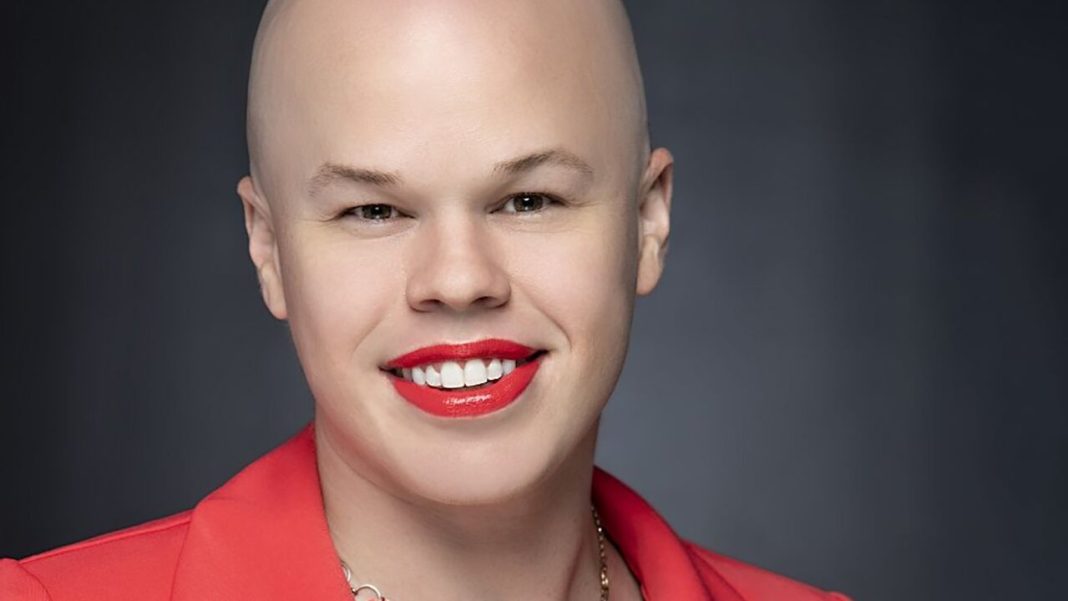 Transsexualul din Administrația Biden prins la furat haine de femei Transsexualul din Administrația Biden prins la furat haine de femei