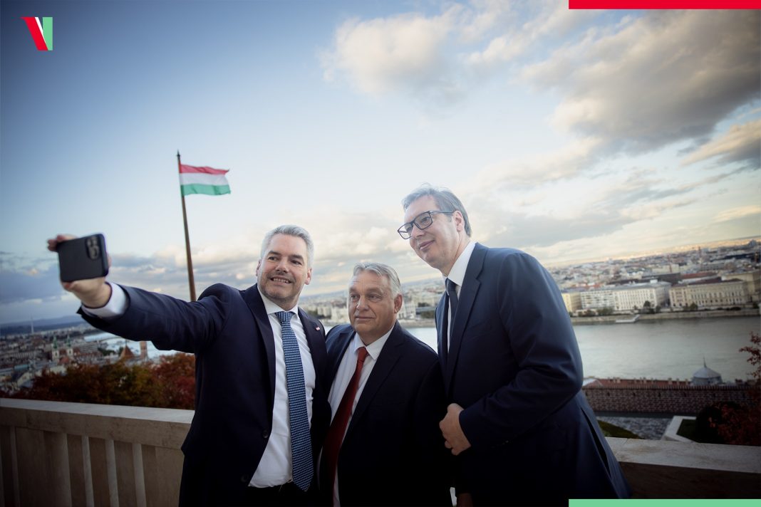 Cancelarul austriac laudă Serbia că a contribuit la scăderea migrației ilegale. La summitul Austria-Serbia-Ungaria România și Bulgaria nu au fost invitate. Austria susține că are „noi aliați” Cancelarul austriac laudă Serbia că a contribuit la scăderea migrației ilegale. La summitul Austria-Serbia-Ungaria România și Bulgaria nu au fost invitate. Austria susține că are „noi aliați”