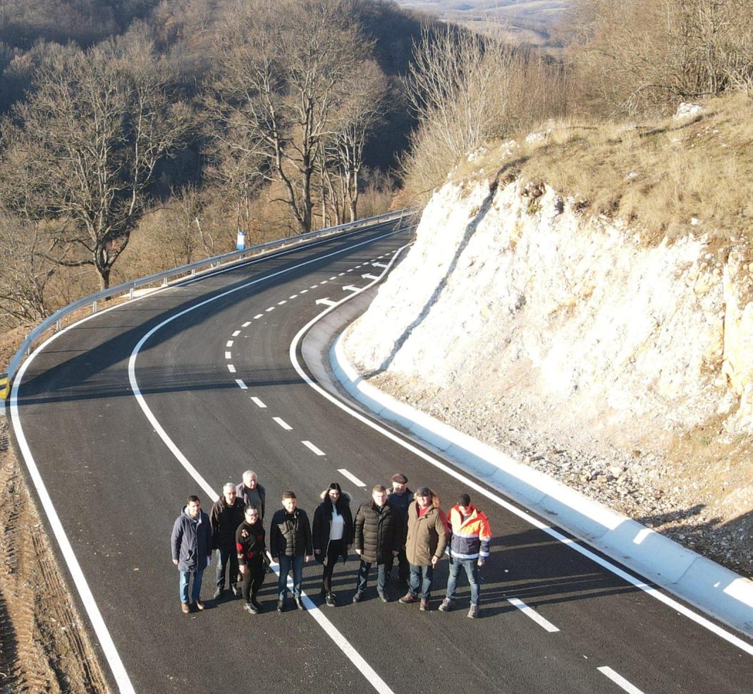 În 2022, în Mehedinți, s-au finalizat lucrări pe 113 km de drumuri județene. Ultimul tronson recepționat, Cireșu-Marga, facilitează accesul către unul dintre cele mai importante obiective turistice din Mehedinți, Peștera Topolnița În 2022, în Mehedinți, s-au finalizat lucrări pe 113 km de drumuri județene. Ultimul tronson recepționat, Cireșu-Marga, facilitează accesul către unul dintre cele mai importante obiective turistice din Mehedinți, Peștera Topolnița