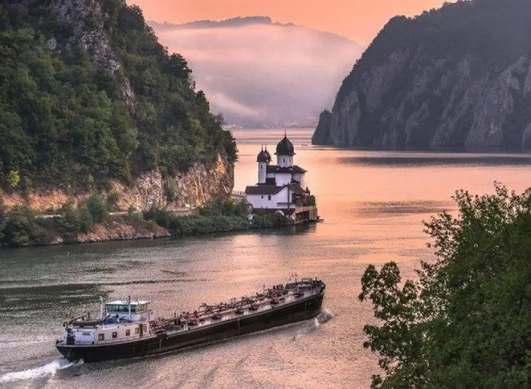 380 de vase de croazieră trec pe Clisura Dunării in fiecare an, dar opresc in Serbia, nu in România 380 de vase de croazieră trec pe Clisura Dunării in fiecare an, dar opresc in Serbia, nu in România