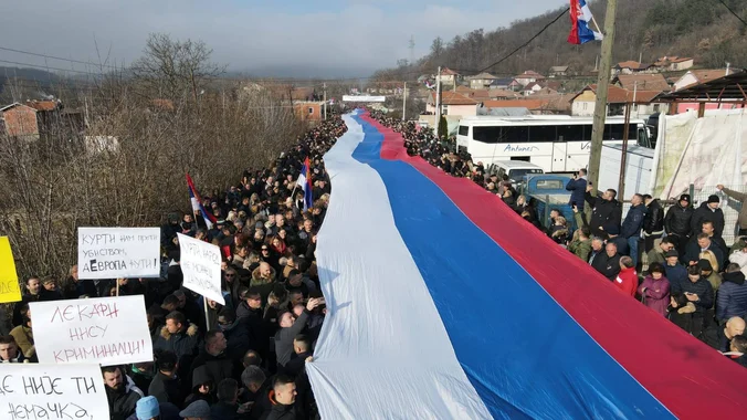 2 frați sârbi bătuți de poliția kosovară. Sârbii protestează în stradă 2 frați sârbi bătuți de poliția kosovară. Sârbii protestează în stradă