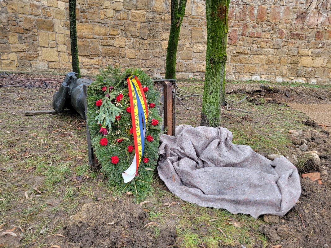 Statuia lui Iuliu Maniu din Cluj a fost dărâmată cu excavatorul cu doar câteva zile înaintea comemorării a 70 de ani de la moartea sa Statuia lui Iuliu Maniu din Cluj a fost dărâmată cu excavatorul cu doar câteva zile înaintea comemorării a 70 de ani de la moartea sa