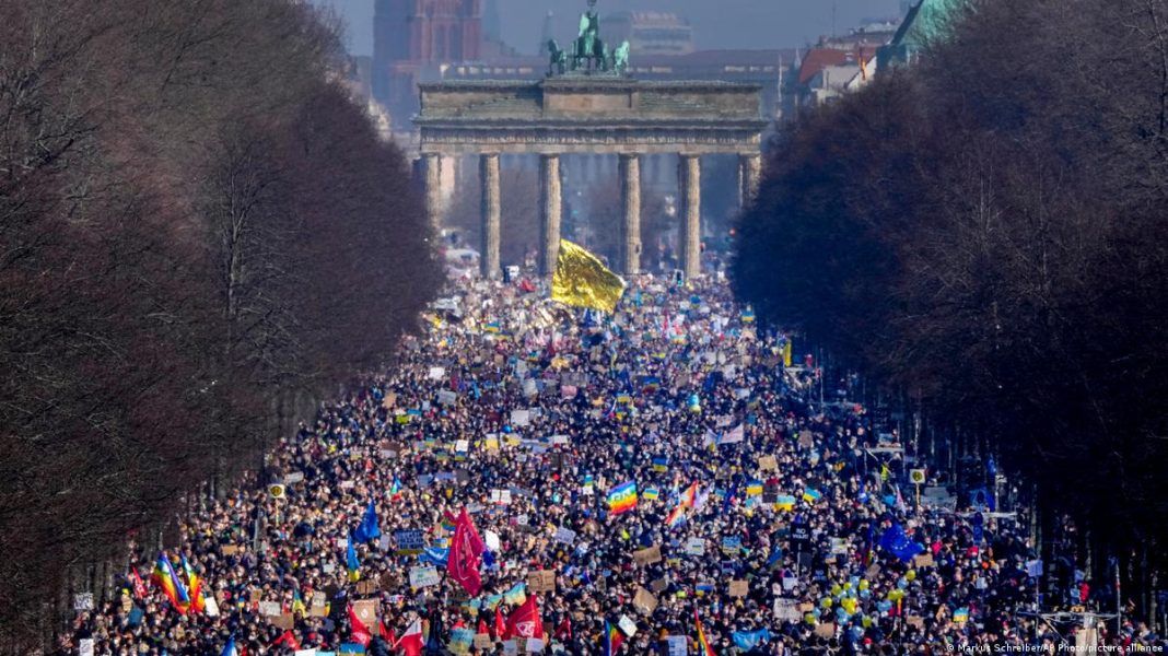 DPA și France Presse: Mii de persoane s-au adunat la Poarta Brandenburg din Berlin la o manifestaţie în favoarea negocierilor de pace cu Rusia pentru încheierea războiului în Ucraina DPA și France Presse: Mii de persoane s-au adunat la Poarta Brandenburg din Berlin la o manifestaţie în favoarea negocierilor de pace cu Rusia pentru încheierea războiului în Ucraina