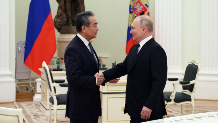 Putin cu omul forte de la Beijing Wang Yi: Relațiile dintre Rusia și China pe fondul prăbușirii sistemului politic global bipolar sunt deosebit de importante și promovează stabilizarea globală Putin cu omul forte de la Beijing Wang Yi: Relațiile dintre Rusia și China pe fondul prăbușirii sistemului politic global bipolar sunt deosebit de importante și promovează stabilizarea globală