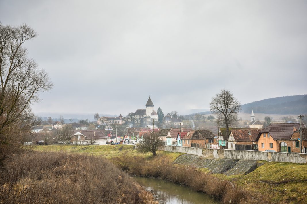 Împrejurimile Sibiului văzute de Die Tagepost: „Aproape că nu se văd oameni afară, iar cei puțini pe care îi întâlnesc poartă cu sticle cu lichior și se încruntă la tine” Împrejurimile Sibiului văzute de Die Tagepost: „Aproape că nu se văd oameni afară, iar cei puțini pe care îi întâlnesc poartă cu sticle cu lichior și se încruntă la tine”