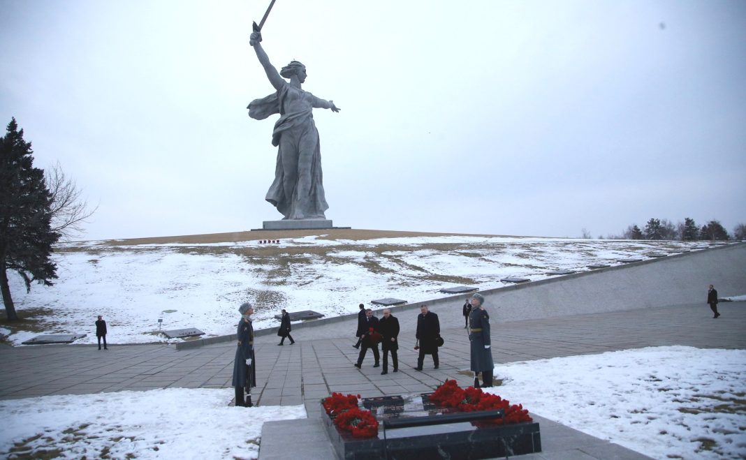 Putin la aniversarea a 80 de ani de la Bătălia de la Stalingrad: Cei care trag Germania într-o nouă confruntare cu Rusia și speră să învingă nu își dau seama că confruntarea modernă va fi foarte diferită. Dar avem ceva de răspuns – și utilizarea vehiculelor blindate nu se va încheia. Toată lumea ar trebui să înțeleagă asta Putin la aniversarea a 80 de ani de la Bătălia de la Stalingrad: Cei care trag Germania într-o nouă confruntare cu Rusia și speră să învingă nu își dau seama că confruntarea modernă va fi foarte diferită. Dar avem ceva de răspuns – și utilizarea vehiculelor blindate nu se va încheia. Toată lumea ar trebui să înțeleagă asta