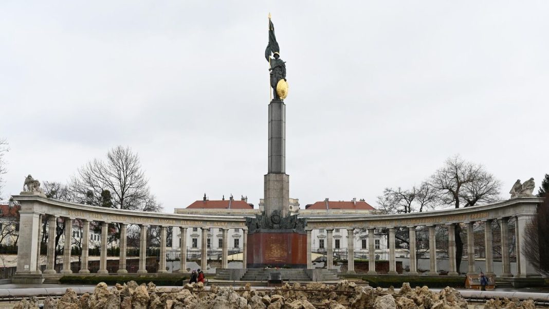 Membrii delegației ruse la sesiunea Adunării Parlamentare a OSCE de la Viena nu au avut voie să depună flori la monumentul soldaților sovietici Membrii delegației ruse la sesiunea Adunării Parlamentare a OSCE de la Viena nu au avut voie să depună flori la monumentul soldaților sovietici