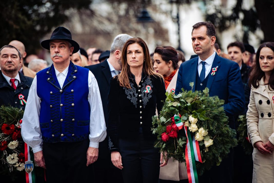 Primarul UDMR din Sfântu Gheorghe: Pacea de după războaiele mondiale din secolul XX a dat naştere unor noi state – Cehoslovacia, Iugoslavia, Uniunea Sovietică, România -, dar aproape toate s-au destrămat. Transilvania, Ţinutul Secuiesc, Sfântu Gheorghe este casa noastră. Limba noastră maternă este maghiara Primarul UDMR din Sfântu Gheorghe: Pacea de după războaiele mondiale din secolul XX a dat naştere unor noi state – Cehoslovacia, Iugoslavia, Uniunea Sovietică, România -, dar aproape toate s-au destrămat. Transilvania, Ţinutul Secuiesc, Sfântu Gheorghe este casa noastră. Limba noastră maternă este maghiara