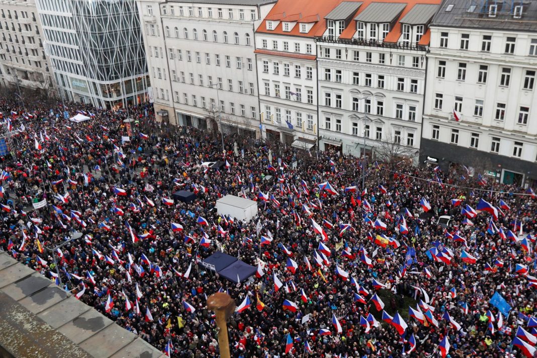 Noi manifestații masive la Praga împotriva UE și NATO Noi manifestații masive la Praga împotriva UE și NATO