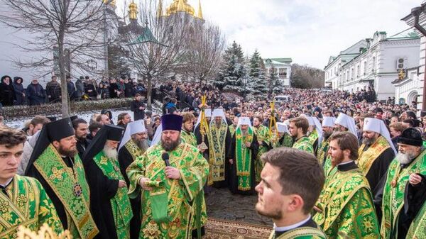 Mii de credincioși s-au adunat la Lavra Kiev după ce ucrainienii au ordonat călugărilor să părăsească prima mănăstire a Rusiei Kievene, care există din secolul al XI-lea Mii de credincioși s-au adunat la Lavra Kiev după ce ucrainienii au ordonat călugărilor să părăsească prima mănăstire a Rusiei Kievene, care există din secolul al XI-lea