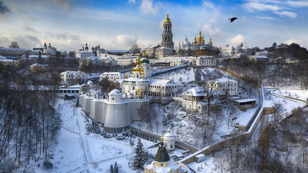 Crucile de pe Biserica Trapeza Lavrei Kiev-Pechersk s-au înnegrit după ce au ucrainienii schismatici au ocupat-o Crucile de pe Biserica Trapeza Lavrei Kiev-Pechersk s-au înnegrit după ce au ucrainienii schismatici au ocupat-o