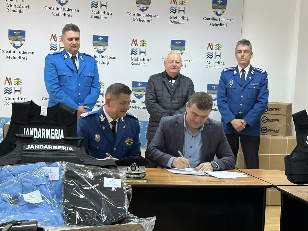 Consiliul Județean Mehedinți a achiziționat echipamente pentru a sprijini activitatea jandarmilor mehedințeni Consiliul Județean Mehedinți a achiziționat echipamente pentru a sprijini activitatea jandarmilor mehedințeni