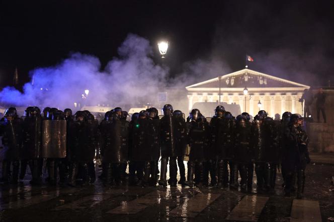 Amnesty acuză folosirea excesivă a forţei şi arestările abuzive în timpul protestelor din Franța Amnesty acuză folosirea excesivă a forţei şi arestările abuzive în timpul protestelor din Franța