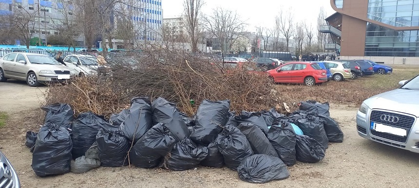 Ciolacu, după o plimbare în sectorul 1: Oriunde ai merge, ceea ce odată se numea Sectorul Verde e acum plin de mult praf, bănci şi coşuri de gunoi rupte sau lipsă şi, peste toate, multă, foarte multă mizerie Ciolacu, după o plimbare în sectorul 1: Oriunde ai merge, ceea ce odată se numea Sectorul Verde e acum plin de mult praf, bănci şi coşuri de gunoi rupte sau lipsă şi, peste toate, multă, foarte multă mizerie
