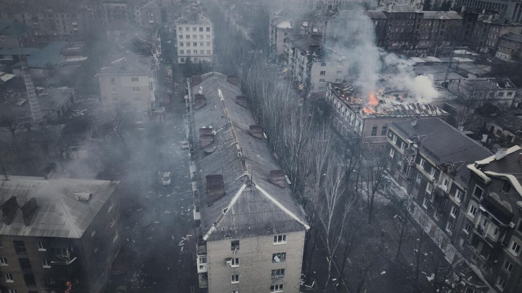 Drapelul Rusiei cu inscripția „În memoria lui Vladlen Tatarsky” a fost arborat pe sediul administrației din Bahmut Drapelul Rusiei cu inscripția „În memoria lui Vladlen Tatarsky” a fost arborat pe sediul administrației din Bahmut