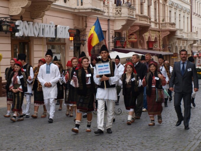 „Noi, românii din Ucraina, nu dorim altceva: să fim tratați precum ucrainenii în România!!! Nu dorim licee bilingve, dorim să ne păstrăm, conform Constituției Ucrainei și legislației europene, ce-i al nostru din moși-strămoși – școlile cu limba română de predare, liceele existente” „Noi, românii din Ucraina, nu dorim altceva: să fim tratați precum ucrainenii în România!!! Nu dorim licee bilingve, dorim să ne păstrăm, conform Constituției Ucrainei și legislației europene, ce-i al nostru din moși-strămoși – școlile cu limba română de predare, liceele existente”