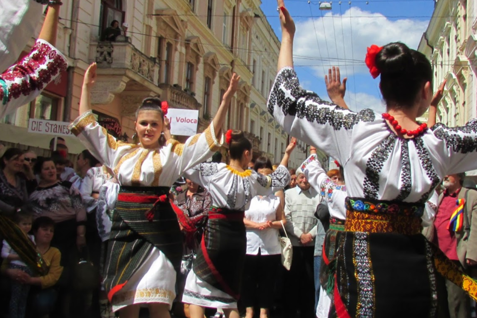 Presa românească din Cernăuți: Este trist să vezi cum etnicii români se identifică mai mult cu cultura ucraineană, iar când vine Ziua Iei Românești sau alte evenimente nu observăm nimic spectaculos Presa românească din Cernăuți: Este trist să vezi cum etnicii români se identifică mai mult cu cultura ucraineană, iar când vine Ziua Iei Românești sau alte evenimente nu observăm nimic spectaculos