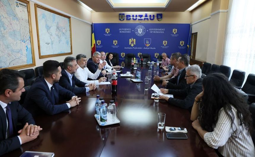 Ciolacu s-a întâlnit cu profesorii care l-au huiduit la Buzău Ciolacu s-a întâlnit cu profesorii care l-au huiduit la Buzău