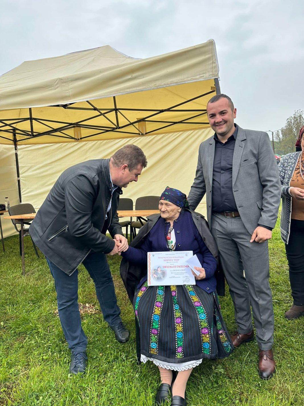 A doua ediție a Festivalului Național de Folclor “Domnica Trop” la Isverna/ Aladin Georgescu: La cei 85 de ani, Domnica Trop păstrează pe chip seninătatea și căldura omului de la munte, a cărei viață nu a fost deloc ușoară și deși nu a știut niciodată carte, a reușit să fie de neegalat în Mehedinți doar pentru că “potrivea vorbele” pe loc, în fața celor care cânta, cu mult talent și pricepere! A doua ediție a Festivalului Național de Folclor “Domnica Trop” la Isverna/ Aladin Georgescu: La cei 85 de ani, Domnica Trop păstrează pe chip seninătatea și căldura omului de la munte, a cărei viață nu a fost deloc ușoară și deși nu a știut niciodată carte, a reușit să fie de neegalat în Mehedinți doar pentru că “potrivea vorbele” pe loc, în fața celor care cânta, cu mult talent și pricepere!