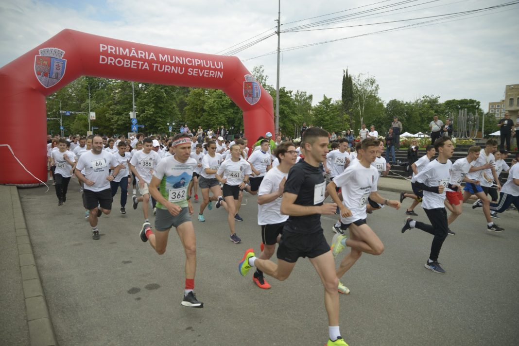 SUTE DE PARTICIPANȚI LA CROSUL SEVERINULUI SUTE DE PARTICIPANȚI LA CROSUL SEVERINULUI