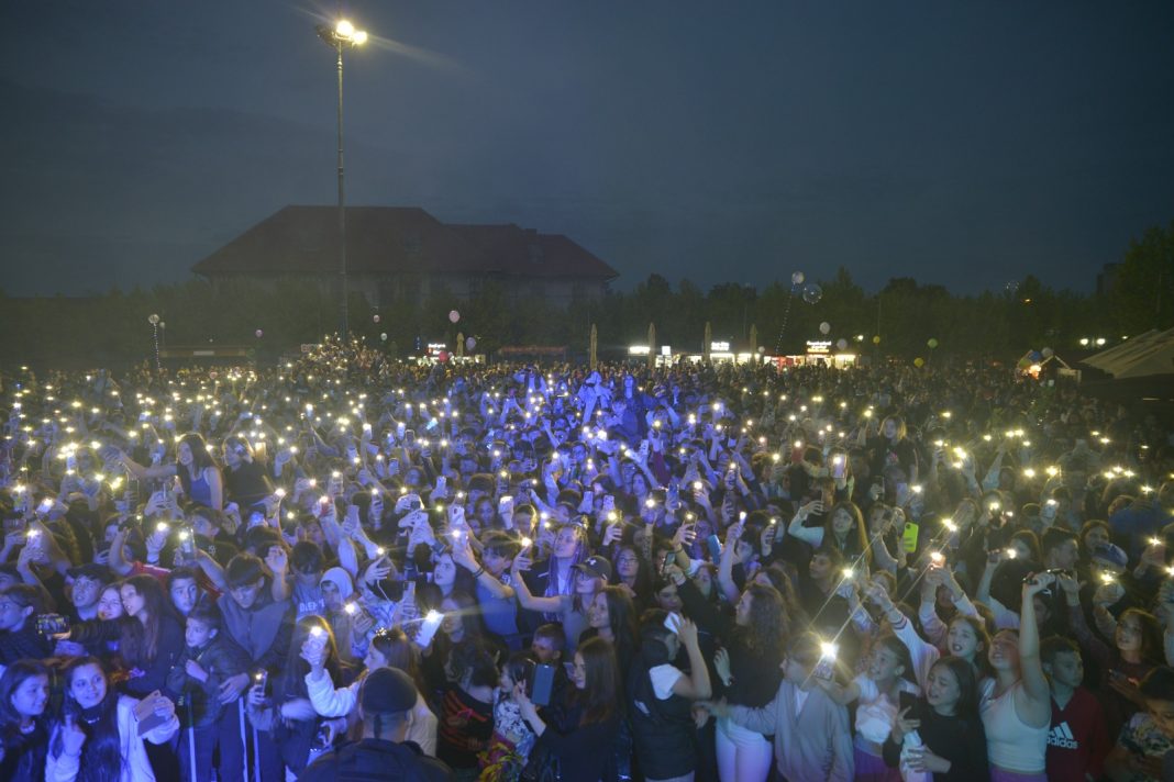 SPECTACOL INCENDIAR LA DROBETA-TURNU SEVERIN, MII DE TINERI S-AU DISTRAT LA PRIMA EDIȚIE A ZILELOR ELEVILOR SEVERINENI SPECTACOL INCENDIAR LA DROBETA-TURNU SEVERIN, MII DE TINERI S-AU DISTRAT LA PRIMA EDIȚIE A ZILELOR ELEVILOR SEVERINENI