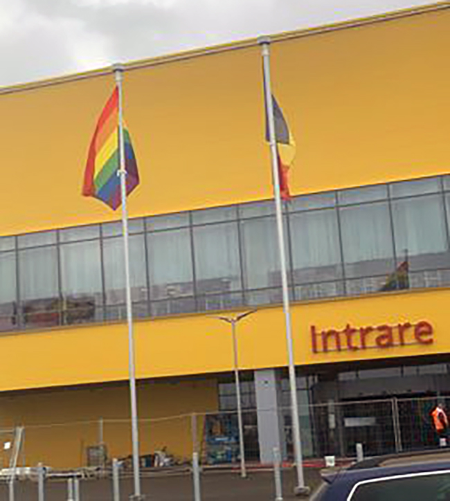 Steagul LGBT alături de cel al României la magazinul Ikea din Timișoara Steagul LGBT alături de cel al României la magazinul Ikea din Timișoara