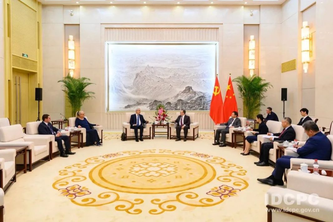 Radio China: Adrian Năstase întâlnire cu ministrul Liu Jianchao, director al Departamentului pentru Relații Internaționale al Comitetului Central al Partidului Comunist Chinez: Autoritățile politice de la Beijing sunt dispuse să asigure mai multe oportunități de cooperare pragmatică între cele două țări Radio China: Adrian Năstase întâlnire cu ministrul Liu Jianchao, director al Departamentului pentru Relații Internaționale al Comitetului Central al Partidului Comunist Chinez: Autoritățile politice de la Beijing sunt dispuse să asigure mai multe oportunități de cooperare pragmatică între cele două țări