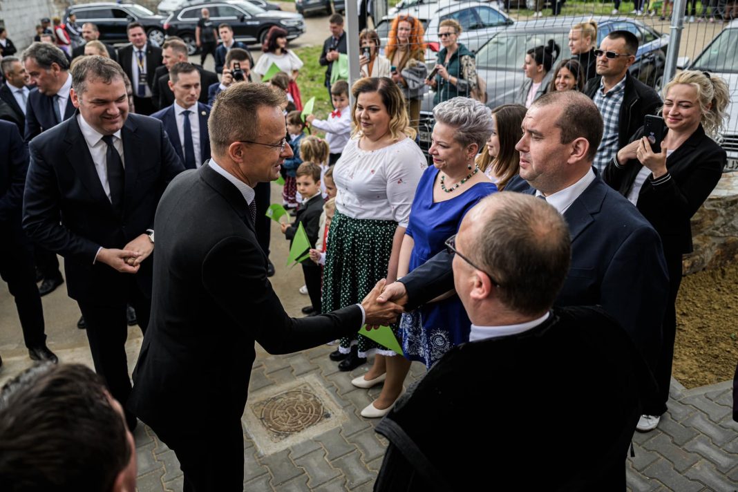 Ministrul de externe maghiar la Oradea: Dacă nu vom începe să asigurăm condiţiile necesare păstrării identităţii maghiare încă din grădiniţă, atunci ne asumăm, din păcate, şi riscul ca toată cauza să fie pierdută Ministrul de externe maghiar la Oradea: Dacă nu vom începe să asigurăm condiţiile necesare păstrării identităţii maghiare încă din grădiniţă, atunci ne asumăm, din păcate, şi riscul ca toată cauza să fie pierdută