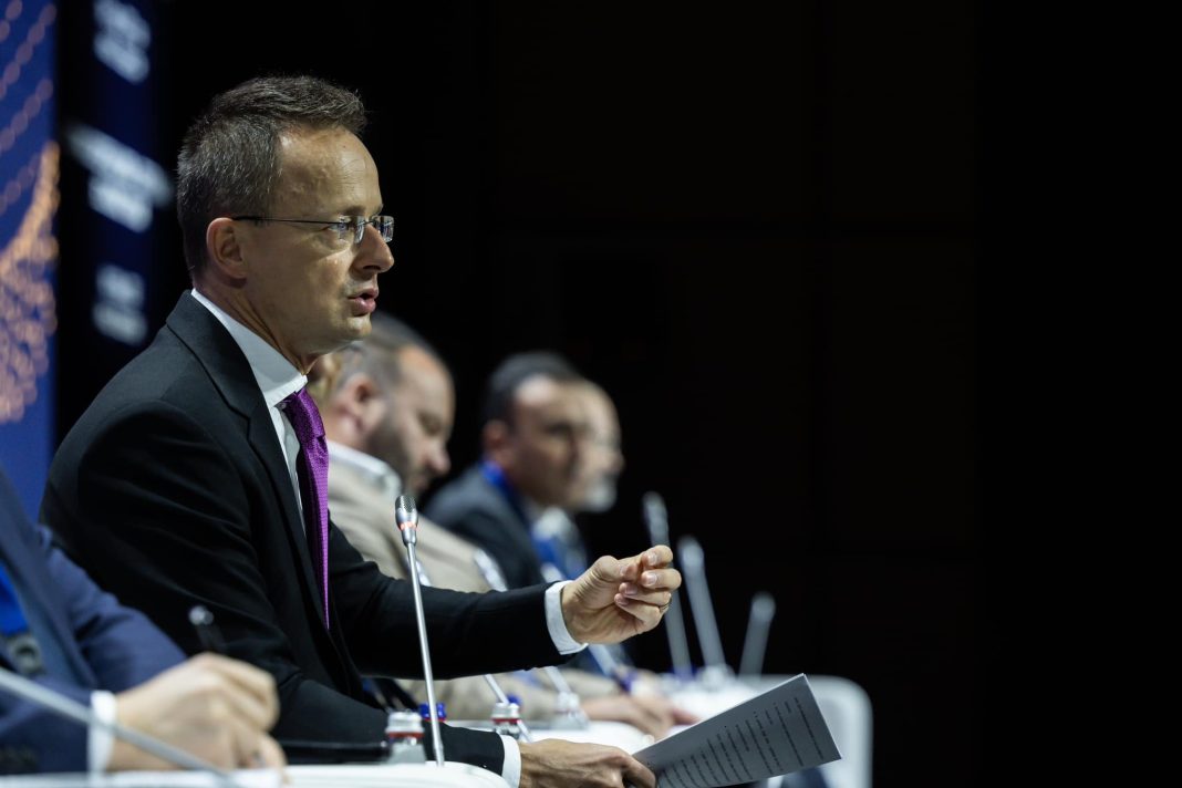 Ministrul de externe maghiar: Europa se confruntă cu provocări economice uriaşe care furnizează un motiv îndeajuns pentru ca Ungaria să considere importantă cooperarea cu Asia Centrală Ministrul de externe maghiar: Europa se confruntă cu provocări economice uriaşe care furnizează un motiv îndeajuns pentru ca Ungaria să considere importantă cooperarea cu Asia Centrală