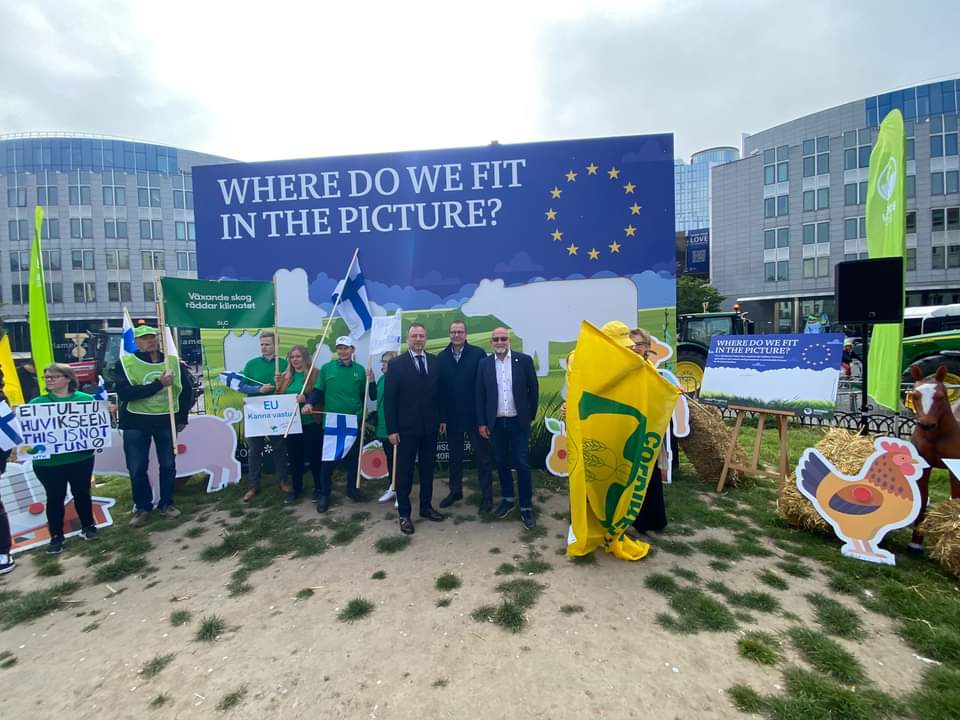 Europarlamentarul Dan Motreanu a demonstrat in fața Parlamentului European: Legea privind restaurarea naturii ar limita terenurile agricole disponibile, rezultând un impact negativ asupra economiilor rurale și asupra mijloacelor de subzistență ale fermierilor și ale familiilor acestora Europarlamentarul Dan Motreanu a demonstrat in fața Parlamentului European: Legea privind restaurarea naturii ar limita terenurile agricole disponibile, rezultând un impact negativ asupra economiilor rurale și asupra mijloacelor de subzistență ale fermierilor și ale familiilor acestora
