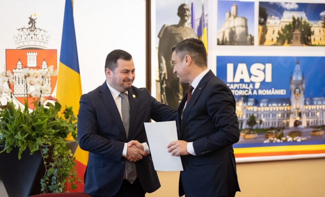 Un consilier local PNL din Primăria Iași dă lovitură după lovitură! Mica sa firmă de publicitate trăiește cu ajutorul colegilor de partid, șefi ai instituțiilor publice din județ Un consilier local PNL din Primăria Iași dă lovitură după lovitură! Mica sa firmă de publicitate trăiește cu ajutorul colegilor de partid, șefi ai instituțiilor publice din județ
