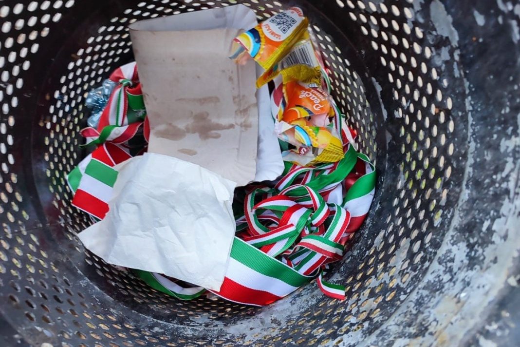 Poliţia Română investighează cazul în care au fost îndepărtate panglici cu tricolorul maghiar în Odorheiu Secuiesc Poliţia Română investighează cazul în care au fost îndepărtate panglici cu tricolorul maghiar în Odorheiu Secuiesc