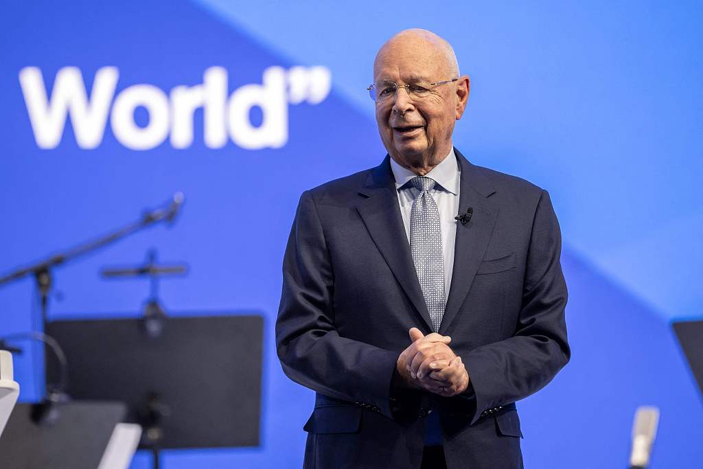 Celebrul Klaus Schwab susține că a găsit microfoane în biroul său Celebrul Klaus Schwab susține că a găsit microfoane în biroul său