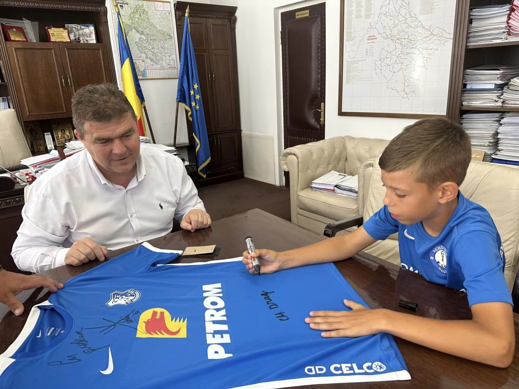 Hagi a transferat de la Drobeta Turnu Severin/Șeful CJ Mehedinți: O vizită neașteptată, dar foarte plăcută am primit la Consiliul Județean! Micul nostru fotbalist, Bogdan Bețiu, în vârstă de 11 ani, a venit să îmi dea minunata veste că i s-a oficializat transferul de la Sport Kids Drobeta, la Academia Gheorghe Hagi din Constanța Hagi a transferat de la Drobeta Turnu Severin/Șeful CJ Mehedinți: O vizită neașteptată, dar foarte plăcută am primit la Consiliul Județean! Micul nostru fotbalist, Bogdan Bețiu, în vârstă de 11 ani, a venit să îmi dea minunata veste că i s-a oficializat transferul de la Sport Kids Drobeta, la Academia Gheorghe Hagi din Constanța