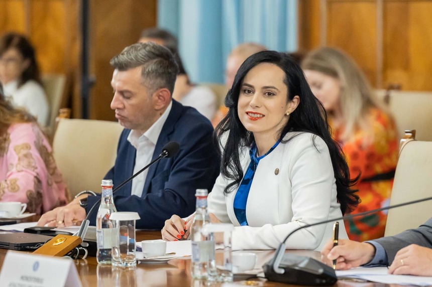 Ministrul Muncii: De la 1 septembrie 2024, vor avea noile pensii recalculate în care vor vedea exact punctele pe care le au fiecare dintre dânşii şi care, sigur, vor duce la o creştere a pensiei de peste 40 la sută, în medie Ministrul Muncii: De la 1 septembrie 2024, vor avea noile pensii recalculate în care vor vedea exact punctele pe care le au fiecare dintre dânşii şi care, sigur, vor duce la o creştere a pensiei de peste 40 la sută, în medie