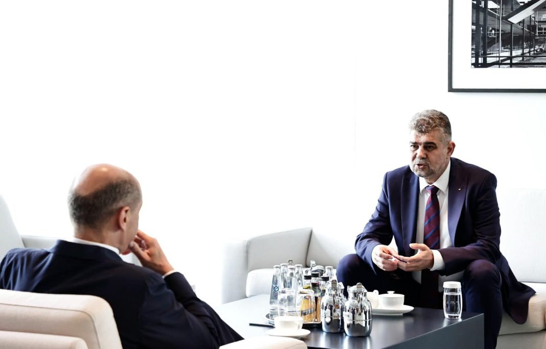 Stranie, suspectă coincidență: fix de ziua națională a SUA, marele partener strategic al României, liderul PSD, Marcel Ciolacu, merge la Berlin și declară Germania drept partenerul principal al României, vrea parteneriat strategic, înalță osanale Germaniei pînă la cer și reclamă trupe germane permanente în țara noastră Stranie, suspectă coincidență: fix de ziua națională a SUA, marele partener strategic al României, liderul PSD, Marcel Ciolacu, merge la Berlin și declară Germania drept partenerul principal al României, vrea parteneriat strategic, înalță osanale Germaniei pînă la cer și reclamă trupe germane permanente în țara noastră