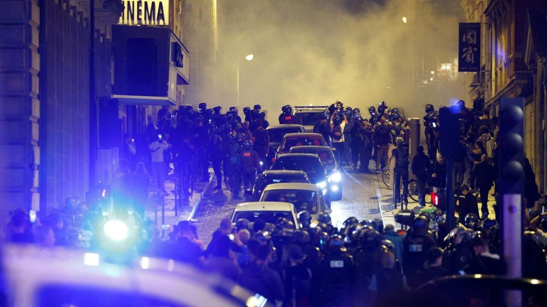 Șeful comuniștilor francezi vrea deconectarea de la rețele sociale în timpul revoltelor Șeful comuniștilor francezi vrea deconectarea de la rețele sociale în timpul revoltelor