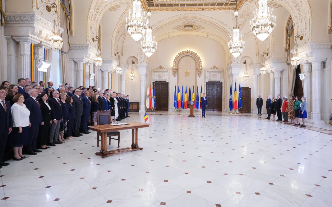 EDITORIAL VIDEO Ion Cristoiu: Legile educației semnate de Klaus Iohannis într-o ceremonie de cămin cultural EDITORIAL VIDEO Ion Cristoiu: Legile educației semnate de Klaus Iohannis într-o ceremonie de cămin cultural