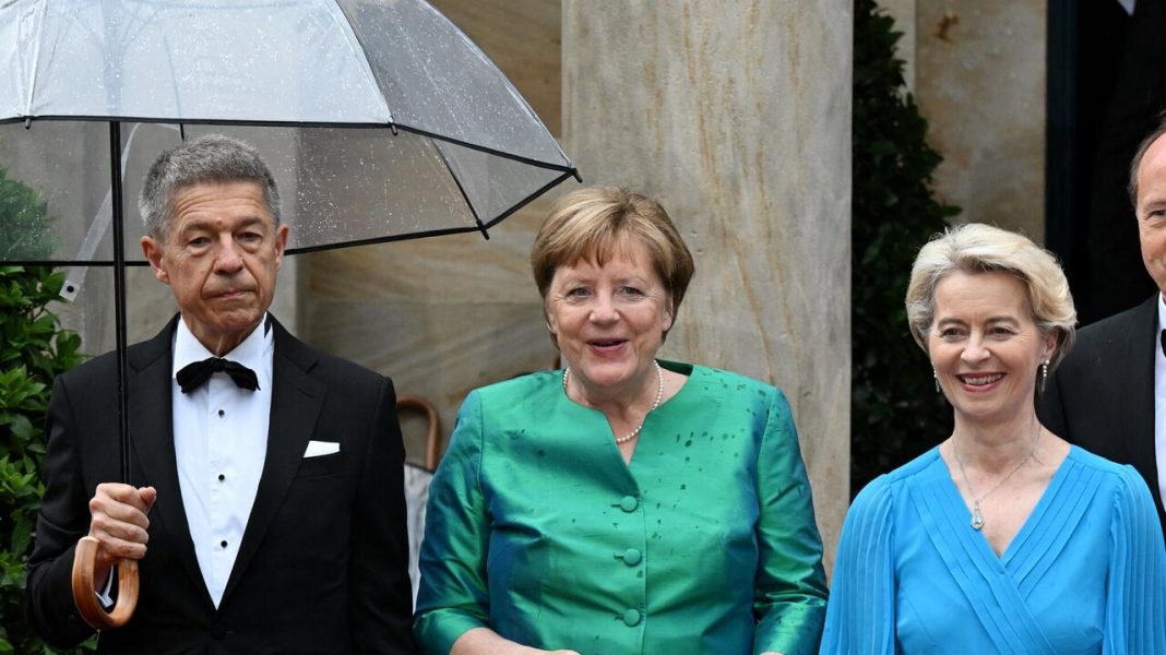 Merkel lăsată în ploaie în rochie de seară de soțul ei Merkel lăsată în ploaie în rochie de seară de soțul ei
