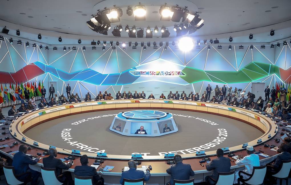 Putin cu liderii africani: Angajamentul tuturor statelor noastre către formarea unei noi ordini multipolare juste Putin cu liderii africani: Angajamentul tuturor statelor noastre către formarea unei noi ordini multipolare juste