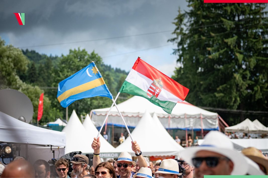 Viktor Orbán, ironii la MAE și Presidenție: Păi, acum, dacă cineva urmăreşte politica europeană şi face politică în UE, atunci e vorba de război, de imigrare şi de LGBTQ, deci astea sunt valorile, nu trebuie să aruncăm lumină proastă asupra acestor lucruri pentru că deja astea sunt într-o lumină proastă de la sine Viktor Orbán, ironii la MAE și Presidenție: Păi, acum, dacă cineva urmăreşte politica europeană şi face politică în UE, atunci e vorba de război, de imigrare şi de LGBTQ, deci astea sunt valorile, nu trebuie să aruncăm lumină proastă asupra acestor lucruri pentru că deja astea sunt într-o lumină proastă de la sine