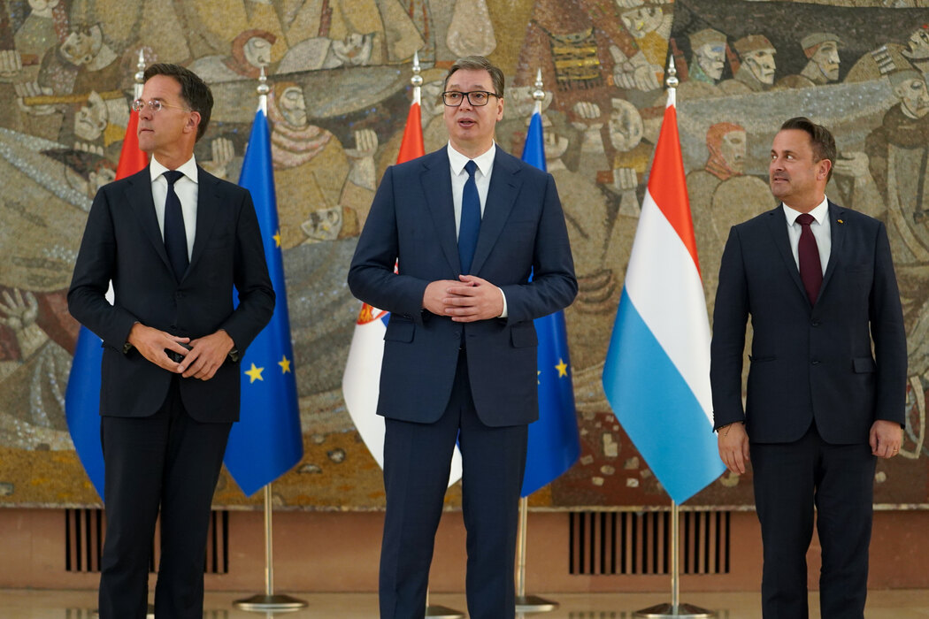 Președintele Serbiei către premierii olandez și luxemburgez: Serbia este obișnuită cu standardele duble practicate de Occident în privința sa. La sfârșitul secolului XX, Serbia a fost atacată cu brutalitate de NATO. Permiteți-mi să-mi amintesc că nu s-a făcut în temeiul unei rezoluții a Consiliului de Securitate al ONU Președintele Serbiei către premierii olandez și luxemburgez: Serbia este obișnuită cu standardele duble practicate de Occident în privința sa. La sfârșitul secolului XX, Serbia a fost atacată cu brutalitate de NATO. Permiteți-mi să-mi amintesc că nu s-a făcut în temeiul unei rezoluții a Consiliului de Securitate al ONU