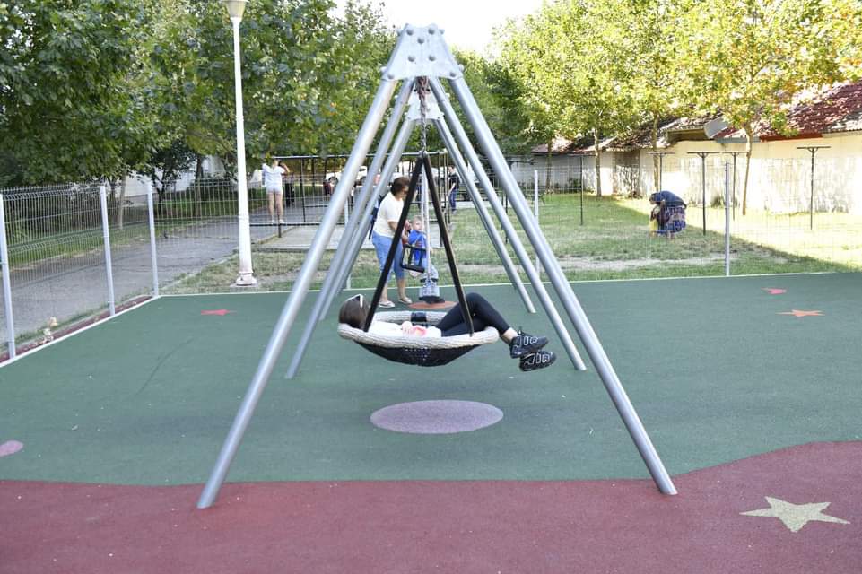 Un nou loc de joacă în Drobeta Turnu Severin Un nou loc de joacă în Drobeta Turnu Severin