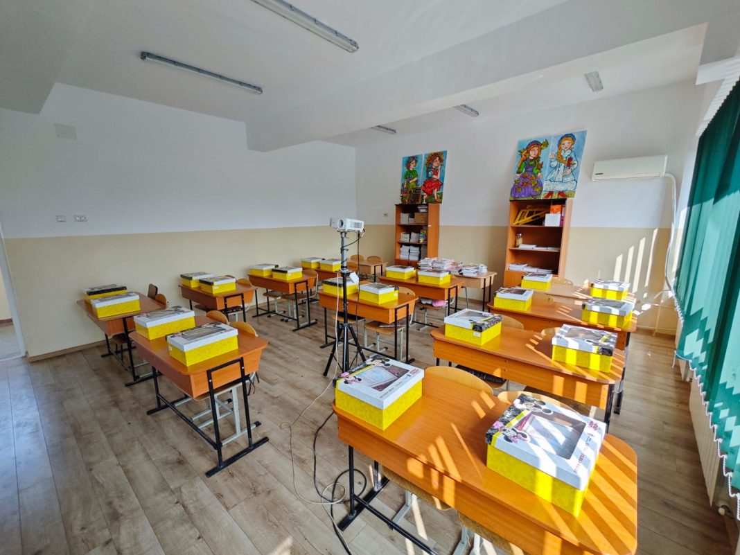 Rechizite pentru 400 de elevi proveniți din familii cu posibilități financiare reduse oferite de Primăria Drobeta Turnu Severin Rechizite pentru 400 de elevi proveniți din familii cu posibilități financiare reduse oferite de Primăria Drobeta Turnu Severin