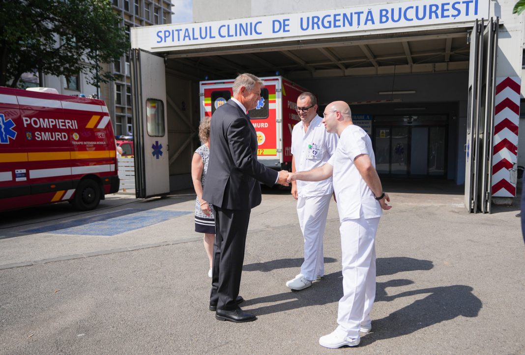 Scandal cu vizita lui Iohannis la Spitalul Floreasca: „Suntem umiliţi şi daţi afară din spital? Pentru ce? Ca să aştept să vină Iohannis şi mama sta de la 11.00 să aştepte salvarea să o ducă acasă? Nu m-aţi lăsat cu o pereche de pampers să-i aduc să o schimbe şi voi îl aplaudaţi pe Iohannis?” Scandal cu vizita lui Iohannis la Spitalul Floreasca: „Suntem umiliţi şi daţi afară din spital? Pentru ce? Ca să aştept să vină Iohannis şi mama sta de la 11.00 să aştepte salvarea să o ducă acasă? Nu m-aţi lăsat cu o pereche de pampers să-i aduc să o schimbe şi voi îl aplaudaţi pe Iohannis?”