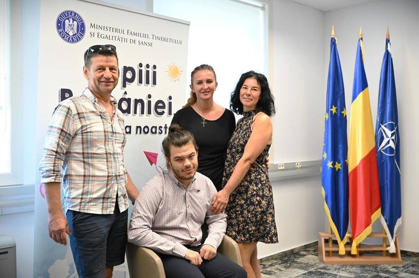 Natalia Intotero anunţă că tânărul Carol, un băiat cu handicap locomotor, a început să lucreze la Ministerul Familiei Natalia Intotero anunţă că tânărul Carol, un băiat cu handicap locomotor, a început să lucreze la Ministerul Familiei